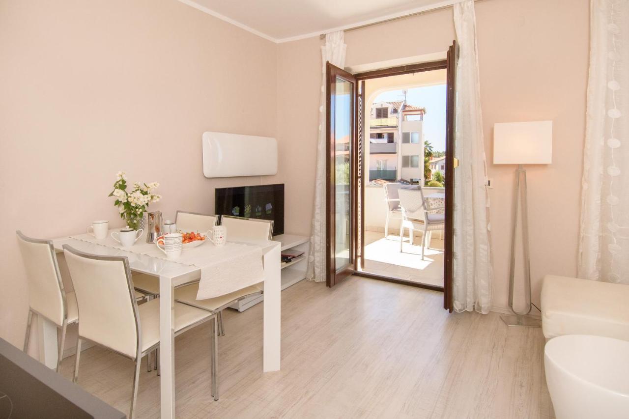 Apartments Dora Porec Exterior photo